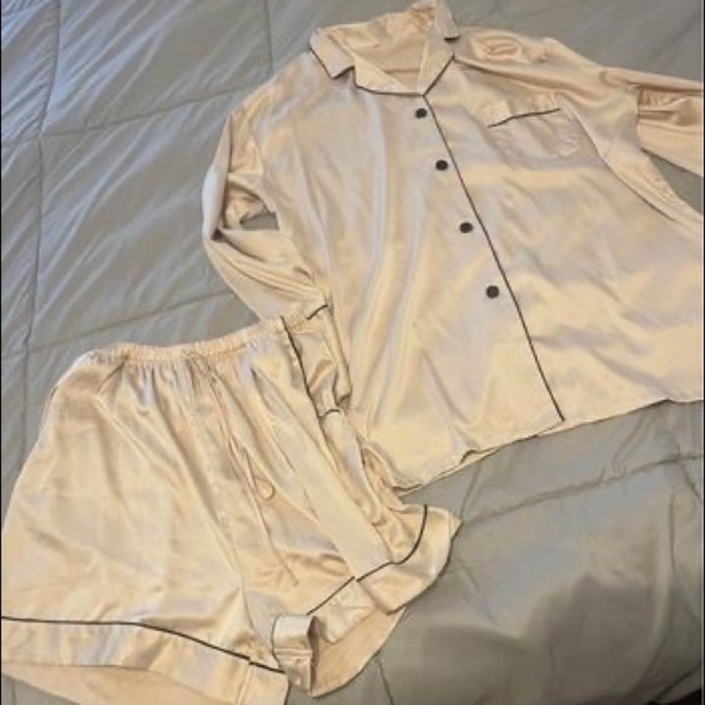 Sleepwear set silky material